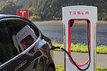 Prepadák Tesla: Prečo Muskova automobilka stráca trh?