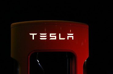 Tesla vyhrává určující bitvu o dobíjení. Musk zlákal Ford, GM a chce další továrnu v Evropě