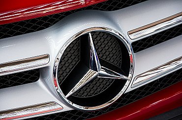 Státní hranici ohlídá flotila policejních mercedesů. Jeden stojí přes 11 milionů