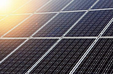 Obchodníci zkrouhli výkupní ceny elektřiny od majitelů malých fotovoltaik. Co solárníkům nabízí Centropol nebo ČEZ