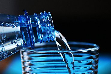 Vědci našli v minerální vodě v několika evropských zemích "věčné chemikálie"