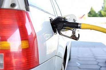 Cena benzinu a nafty klesá. Aktuální ceny v Česku a v Evropě