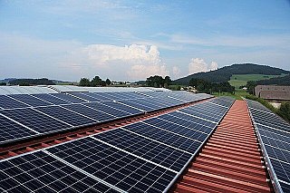 Fotovoltaika za pět let stoupla o tisíce procent, investice do ní o desítky mld.